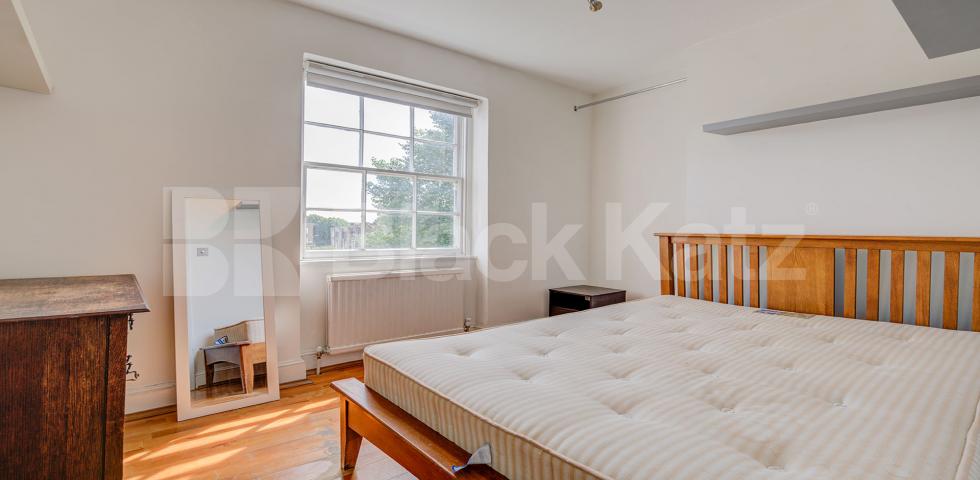 Wonderful spacious split level three bed within a period house in Camden. Camden Street, Camden